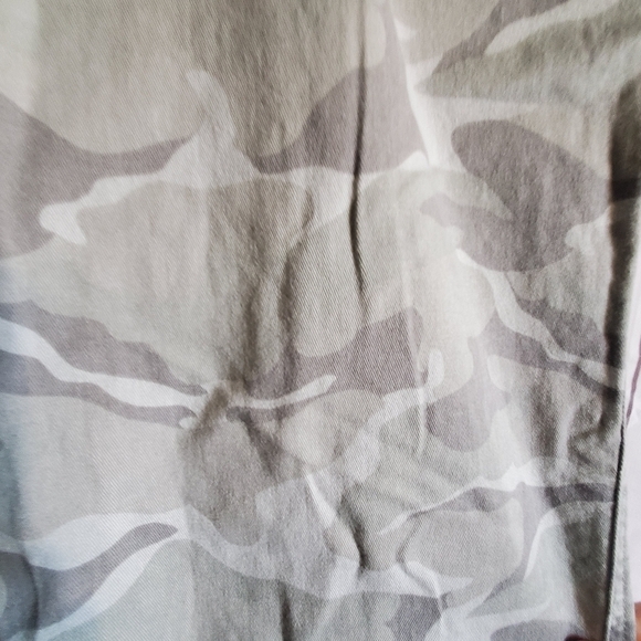 Torrid sz 26. Camo crop Ankle 27inseam. Stretch - Picture 2 of 6